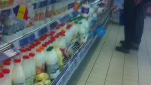 Cristi Munteanu isi pipaie sotia printre raioanele cu alimente! Nu se abtin nici macar in supermarket!