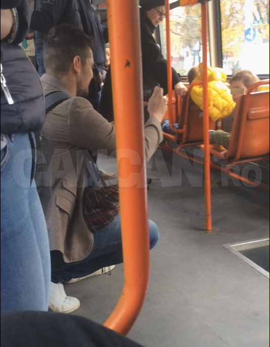 Imagini INCREDIBILE cu juratul de la ”Voce” L-am filmat pe Tudor Chirilă cu fiul său în… tramvai! În drum spre casă, vedeta PRO TV s-a oprit să discute cu un gunoier!