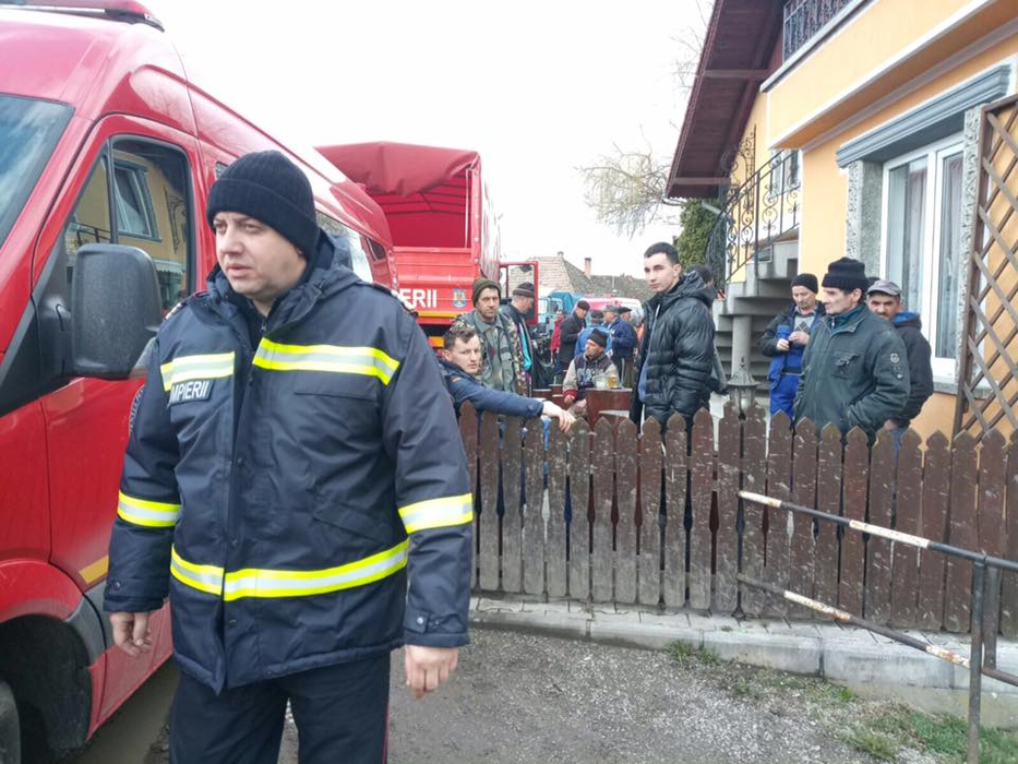 Incredibil! Ce făceau sătenii când pompierii au ajuns într-un sat pentru a ajuta la consolidarea unui dig