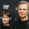 Liam Neeson, surprins ținându-se de mână cu o altă actriță, după despărțirea de Pamela Anderson. Gesturile care au atras atenția pe covorul roșu