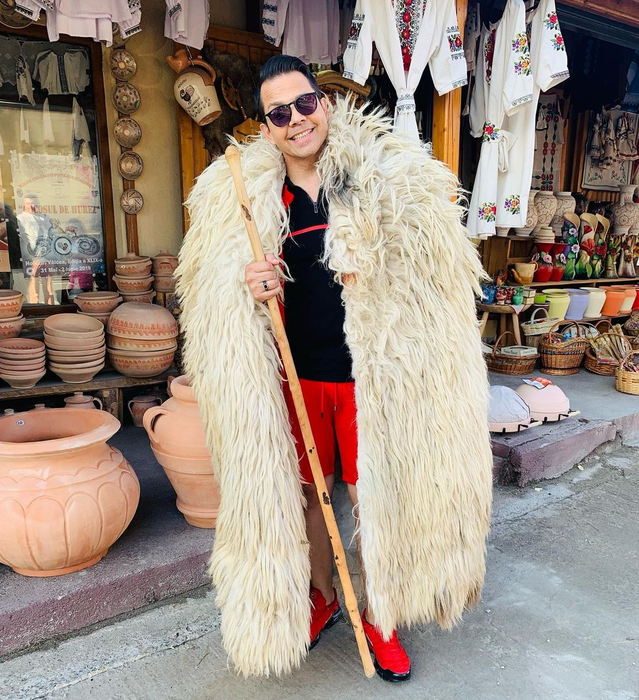 Jean de la Craiova s-a apucat să scrie o carte, dar va juca și la Bollywood (Sursa: Instagram)