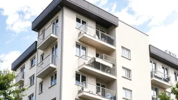 Facturi mai mici la curent cu panouri pe balcon! Cât costă un kit fotovoltaic în 2026