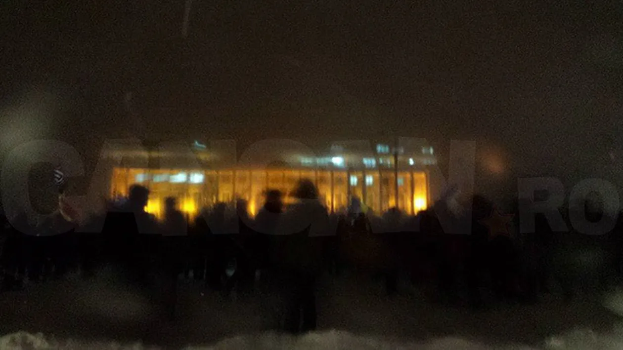 Protestatari pe întuneric! A picat curentul în Piaţa Victoriei şi Aviatorilor