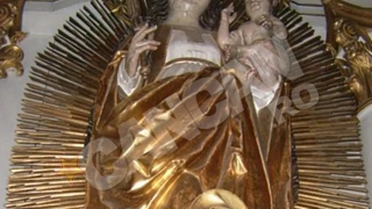 Sute de mii de oameni din tara si strainatate vin la statuia Fecioarei facatoare de minuni din Harghita