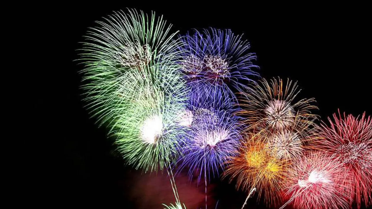 Nu ştii ce să le scrii prietenilor? Citeşte aici! Cele mai haioase SMS-uri pe care să le trimiţi de Anul Nou!