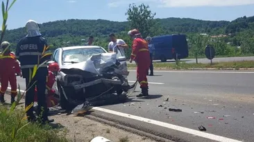 Un bărbat care amenință că se sinucide a provocat un accident pe DN1! Un șofer neatent a intrat în mașina poliției