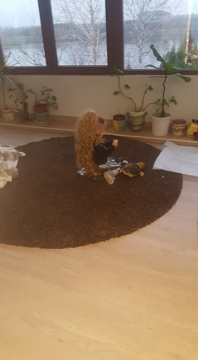 Sânziana Buruiană şi-a transformat copila de 2 ani într-o domnişoară în toată regula! I-a pus perucă blondă până la fund şi…