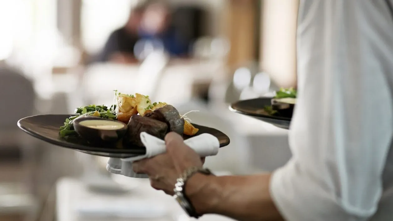 Ce salariu i s-a oferit unui tânăr din Cluj, ca ospătar într-un restaurant. Când a auzit suma, s-a ridicat și a plecat