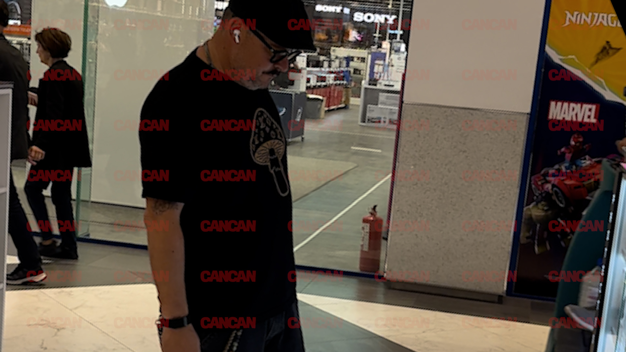 Mihai Bobonete în căutare de gadgeturi în mall