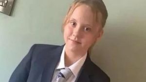 Cum a apărut această elevă în prima zi de școală. Profesorii au trimis-o acasă, după ce au văzut ce are în picioare