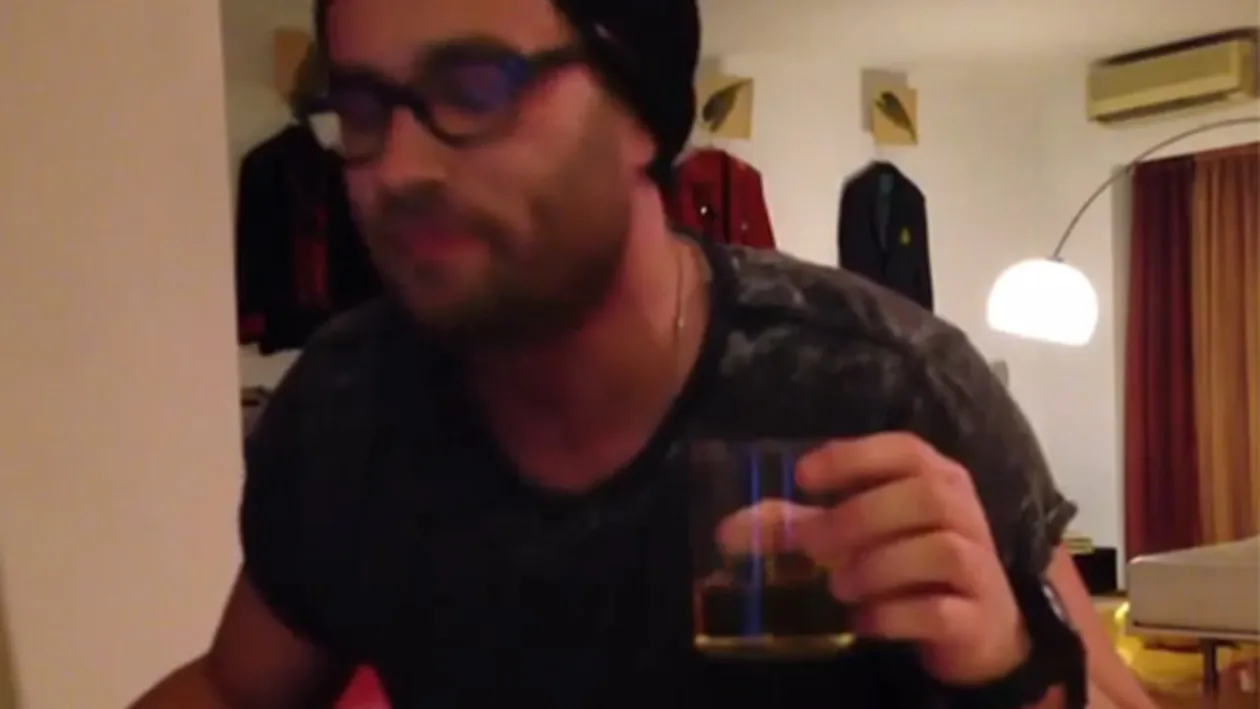 Imagini IREALE cu Bendeac! Sărută cu pasiune o păpuşă, bea alcool şi înjură ca la uşa cortului! S-a filmat făcând toate astea