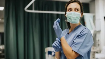 Imagini halucinante. O asistentă medicală îngrijește bolnavii de coronavirus doar în lenjerie intimă