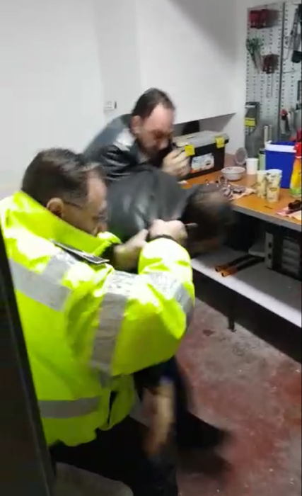 Momentul intervenției nocturne a oamenilor legii