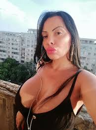 Mona, celebra dansatoare de manele, ia cu asalt cabinetul medicului estetician! La ce intervenții vrea să apeleze. „Schimb tot”