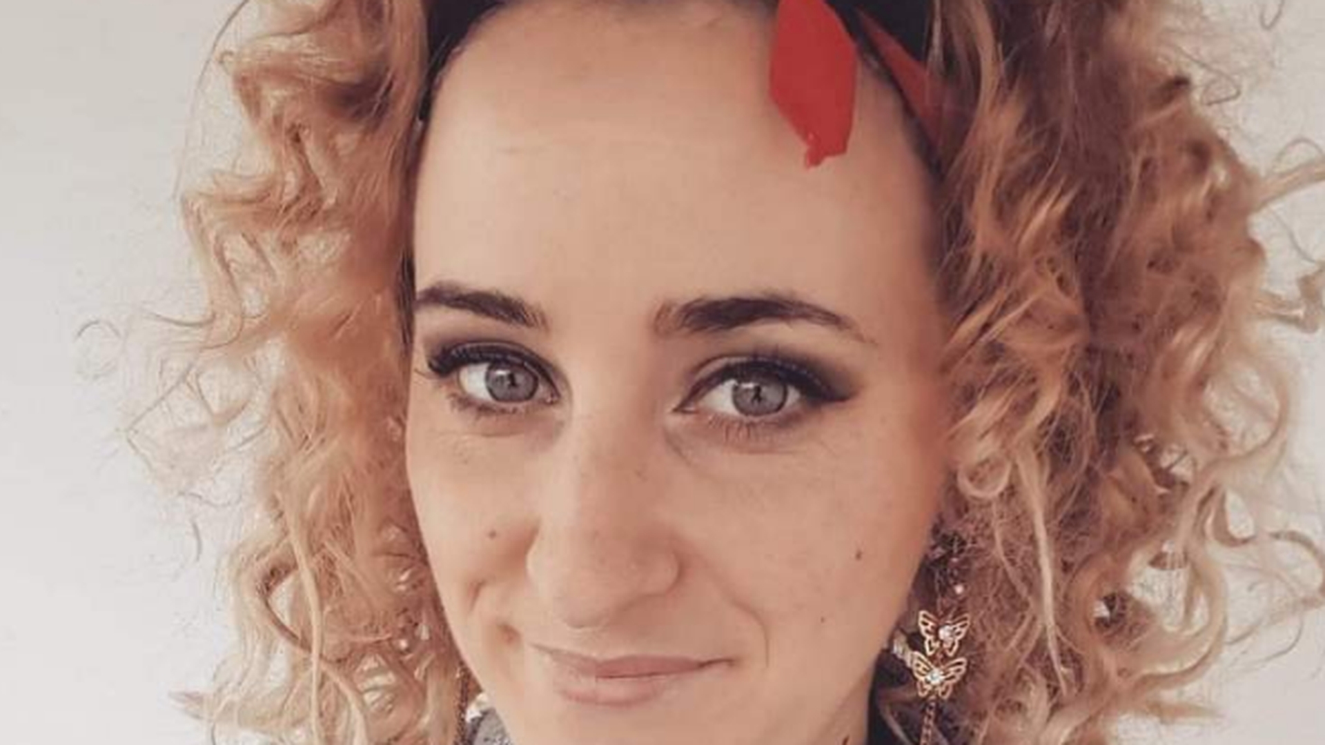 Mădălina a ars de vie într-o baracă, iar apoi a fost plimbată între spitale! Totul a plecat de la un gest făcut de iubitul ei