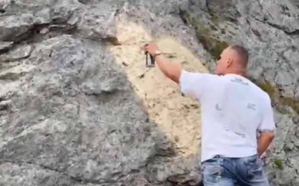 Bărbatul a scris numele femeii iubite pe stâncă