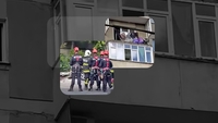 Imagini de pe Bulevardul Tineretului, unde un balcon s-a prăbușit peste o mașină parcată. Pompierii au intervenit de urgență