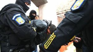 A violat o femeie de față cu soțul ei și a primit peste 11 ani de închisoare. Ce se întâmplă cu ceilalți trei indivizi care au participat la comiterea faptei