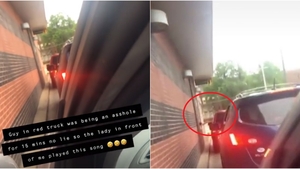 Scandal la un McDonald's! Ce a făcut o femeie care stătea la coadă la drive-thru întrece orice imaginație. Oamenii și-au scos telefoanele și au început să filmeze imediat