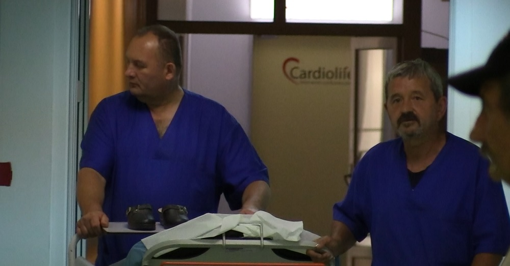 Brancardierii îl așteaptă pe medic cu brațele deschise
