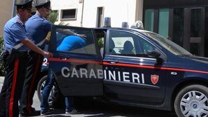 Infractorii români rămași în străinătate continuă să “lucreze”. Metoda inedită prin care fac bani pe timp de pandemie. “Vă rog să îmi trimiteți măcar 200 de euro, ca să...”