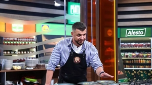 Cine este Ștefan Turian de la Chefi la cuțite 2026: „De la spălat vase am ajuns chef într-un hotel de cinci stele”