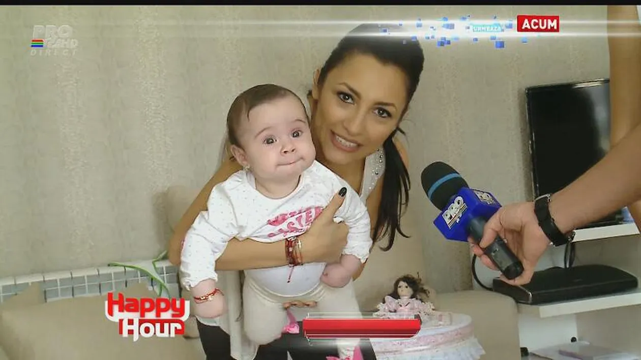 La o zi de la botez, Andra i-a făcut baie fetiţei lui Pepe în apă în care a pus aur şi miere, să-i fie viaţa dulce!
