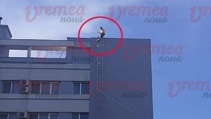Tragicomedie în Bârlad, după ce un bărbat a amenințat că se aruncă de pe un hotel. Care a fost finalul poveștii