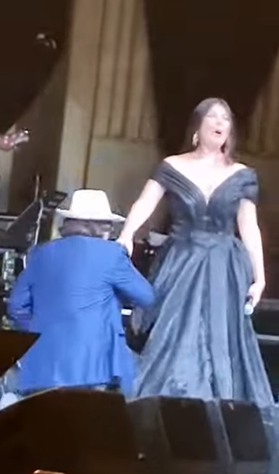 Momentul emoționant în care Al Bano s-a așezat în genunchi, în fața Paulei Seling. Mulțimea a aplaudat minute în șir