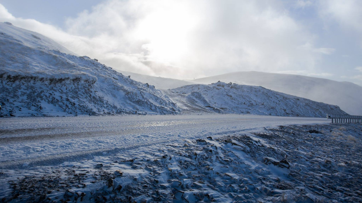 A căzut prima ninsoare pe Transalpina! Circulatia este…