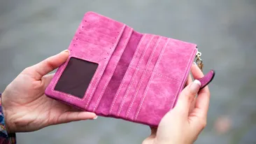 O bătrânică de 81 de ani a găsit un portofel pierdut, în care se aflau 1.000 de euro. Incredibil ce a făcut cu el