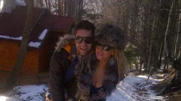 Vulpita Sanziana Buruiana este trendy si in padure! Si-a luat blanurile de acasa pentru a se pierde in peisaj!