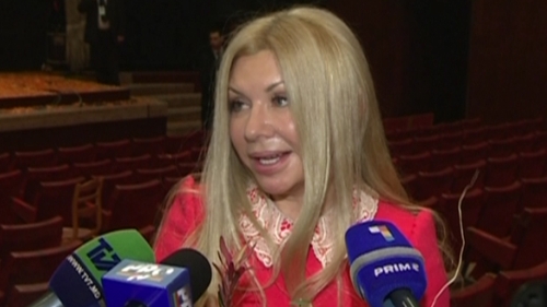 Are 56 de ani, dar le da clasa pustoaicelor de majorat! Cum arata si ce secrete are mama unuia dintre cei mai cunoscuti cantareti