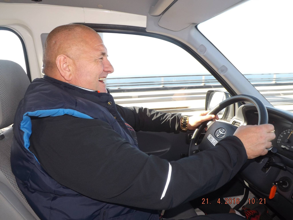 Nelu Cîrlescu este numele șoferului care a purtat pe capotă un biciclist de la Glovo, după un scandal în trafic