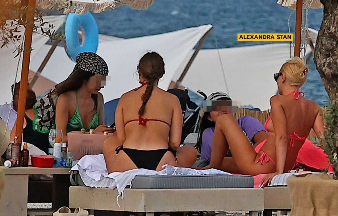 Alexandra Stan a arătat TOT pe plaja din Mamaia! Artista e HOT!