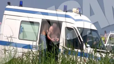 N-au mai rezistat caldurii de afara! Au parcat ambulanta puscariei pe plaja si s-au dezbracat!