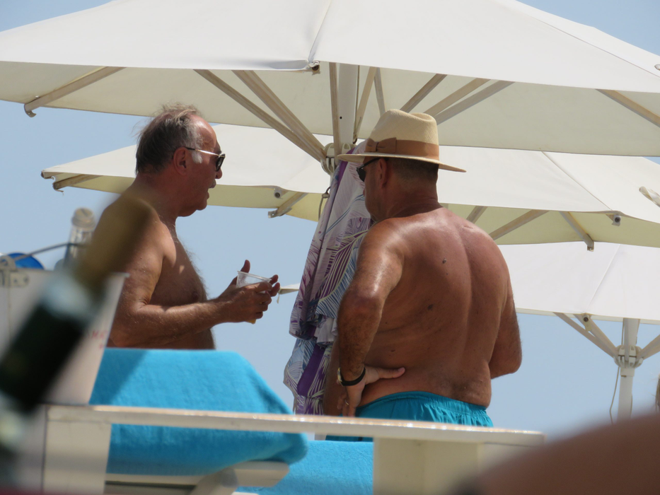 Raul Doicescu și Marian Alecu, doi afaceriști care "pun țara la cale" pe plajă, la Mamaia