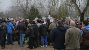 Imagini cutremuratoare de la inmormantarea lui Nae Manea! Nimeni nu se astepta ca tocmai EA sa lipseasca de la funeralii