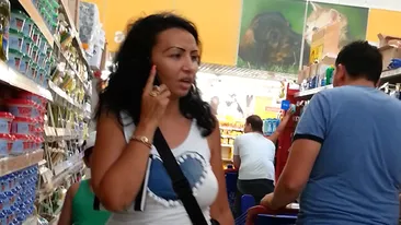 Narcisa Guta, la mall ca la piata! Vezi ce a putut sa faca sotia manelistului printre rafturile cu electronice