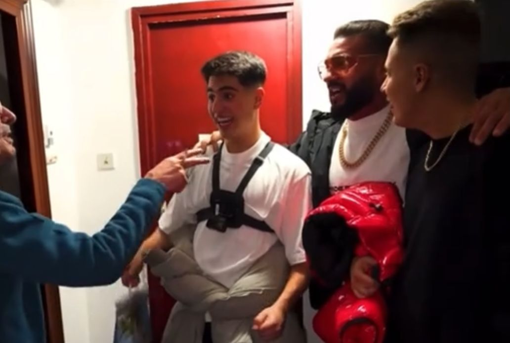 Cum a reacționat un bărbat, după ce Dorian Popa a mers random să-l colinde. Foto: TikTok