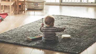 Cum a reușit un copil de doi ani din Focșani să își bage în sperieți familia! Ce le-a făcut părinților