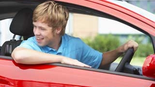 Un adolescent de 16 ani a furat o masina dintr-un targ auto
