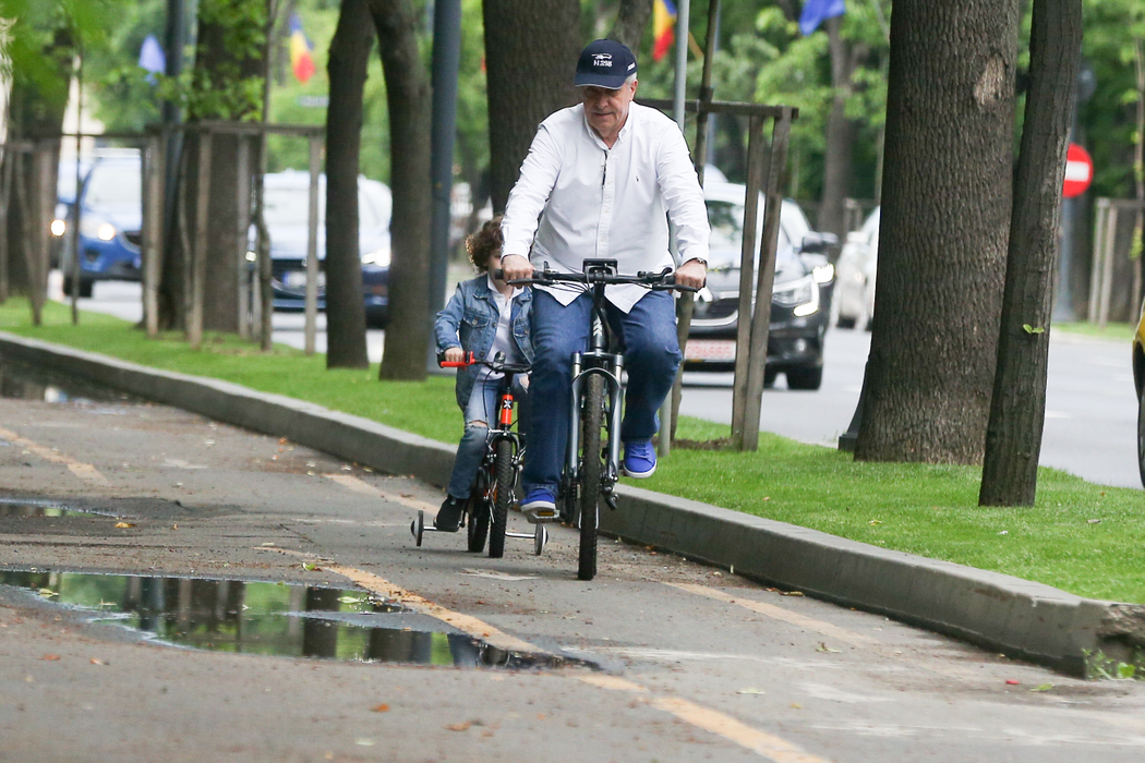 Călin Popescu Tăriceanu & juniorul s-au “întrecut” cu bicicletele pe Kiseleff