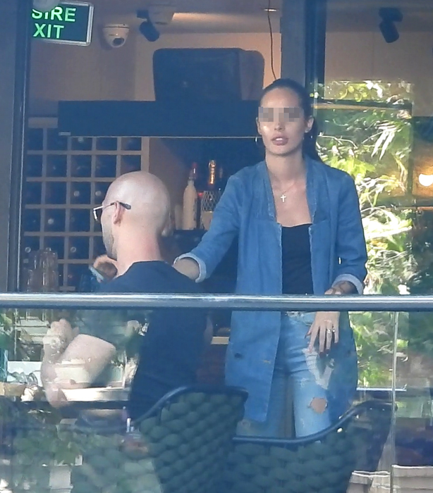 Andrew Cobra Tate, fratele celebrului Tristat Tate, a făcut o ședință foto chiar pe terasa unui restaurant din București