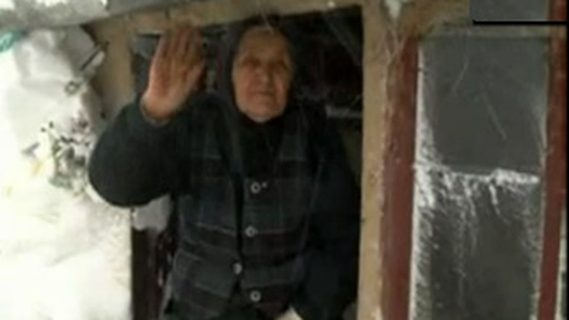 VIDEO  O femeie de 88 de ani, lectie de supravietuire prin nameti! Isi curata singura aleea: "Am topit zapada pentru oleaca de mamaliga"