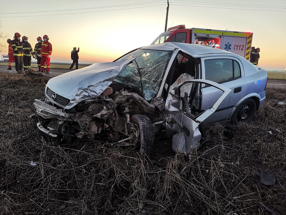 8 oameni și-au văzut moartea cu ochii, după ce mașinile în care erau au fost implicate în două accidente pe un drum din Ialomița, Unul dintre autoturisme s-a răsturnat pe câmp