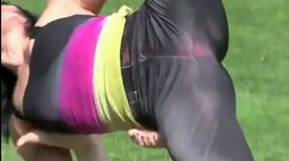 VIDEO Pitipoance la iarba verde! Ia uite-le cum s-au cracanat si si-au aratat chilotii fara rusine!