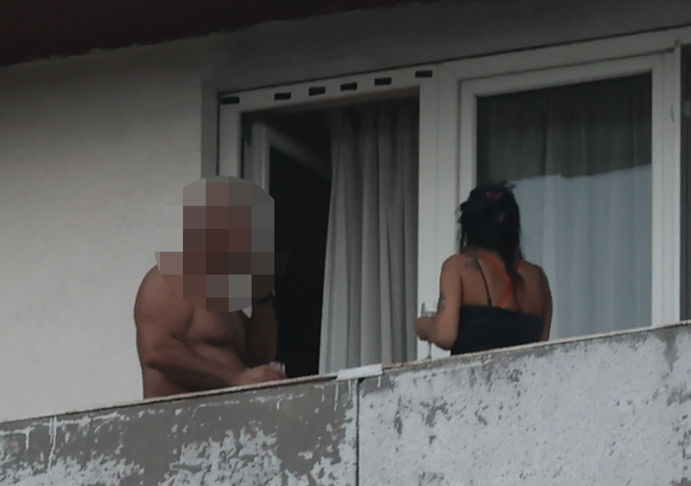 Milionarul și Ioana Popescu discută relaxați pe balcon