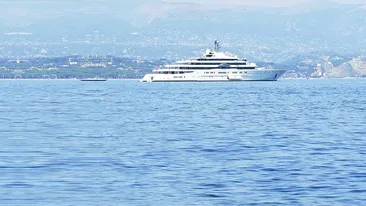 Ambarcatiunea de lux a lui Abramovici nu a incaput pe chei! Prea mare, dom'le, iahtul!