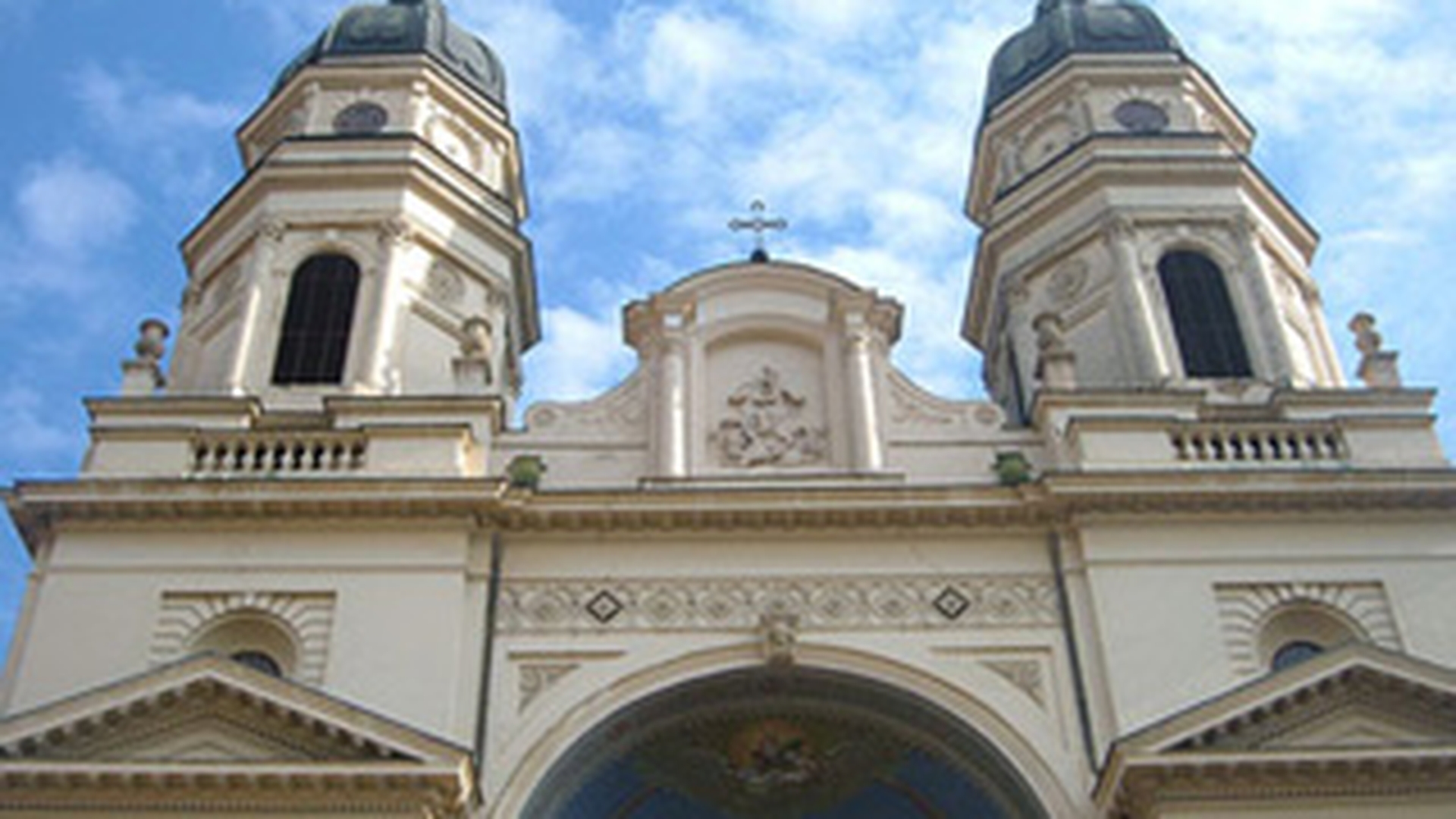 Pentru ca s-a saturat de saracie, un tanar s-a urcat pe Catedrala Mitropolitana din Iasi si ameninta ca se sinucide
